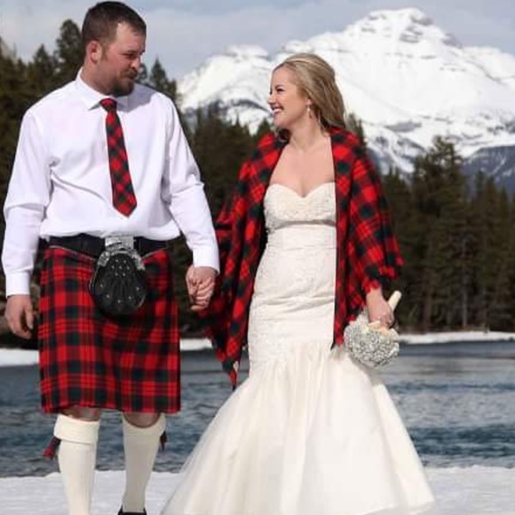 Beautiful Mermaid Lace and Tulle Wedding Dress - Picture 9 of 10